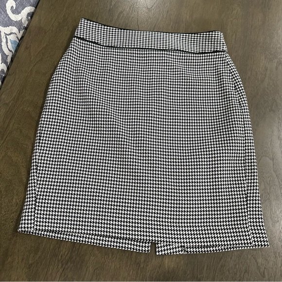 Banana Republic Factory Dresses & Skirts - Banana Republic Factory Black and White Houndstooth Pencil Skirt